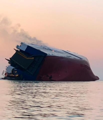 韩国一货轮在美国倾覆起火，24名船员全部获救