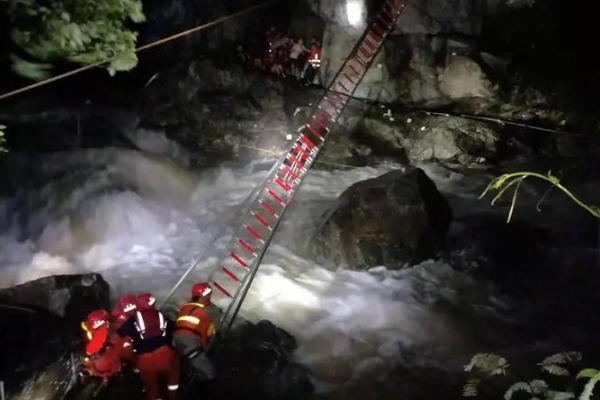 消防员被山洪冲走失联：温州昨夜山洪暴发，1名消防员被山洪冲走失联！