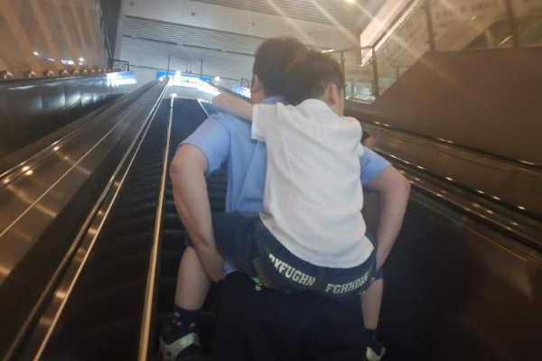 男童离家出走百次：我不想回家，只想待在上海南站