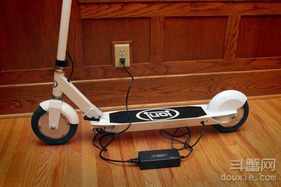 智能电动滑板车问世！这可不是熊孩子的玩具