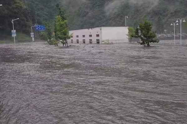 卧龙上万游客滞留：汶川县卧龙特别行政区耿达镇上万游客滞留