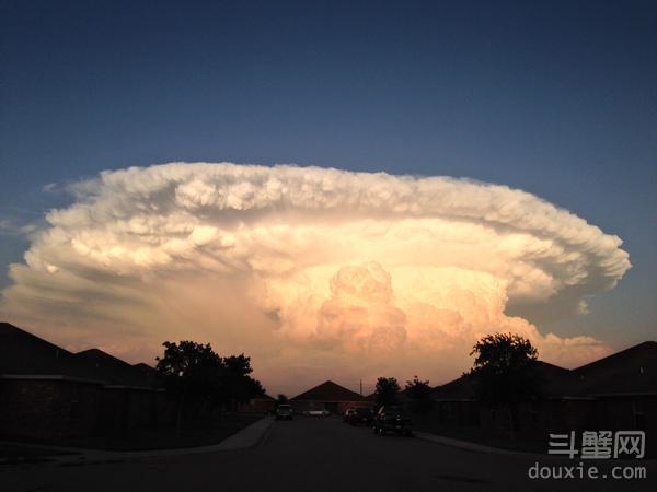 美国德州现壮观蘑菇云 这是在测试核弹！？