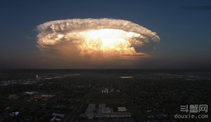 美国德州现壮观蘑菇云 这是在测试核弹！？